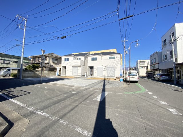 新築　前橋市若宮町23-1期　LIGNAGE　1号棟の前面道路含む現地写真|現地写真　南側接道幅員約6ｍ　東側接道幅員約8ｍ