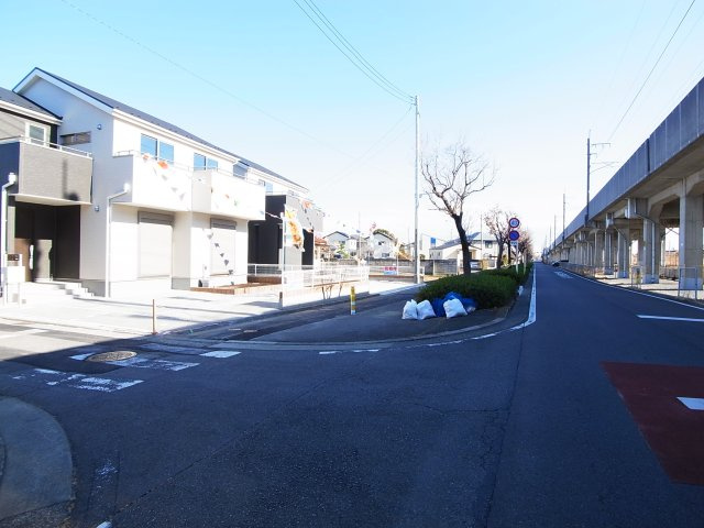 新築　前橋市朝日町3丁目　1号棟の前面道路含む現地写真|現地写真　南側接道幅員約5.7ｍ　西側接道幅員約3.7ｍ