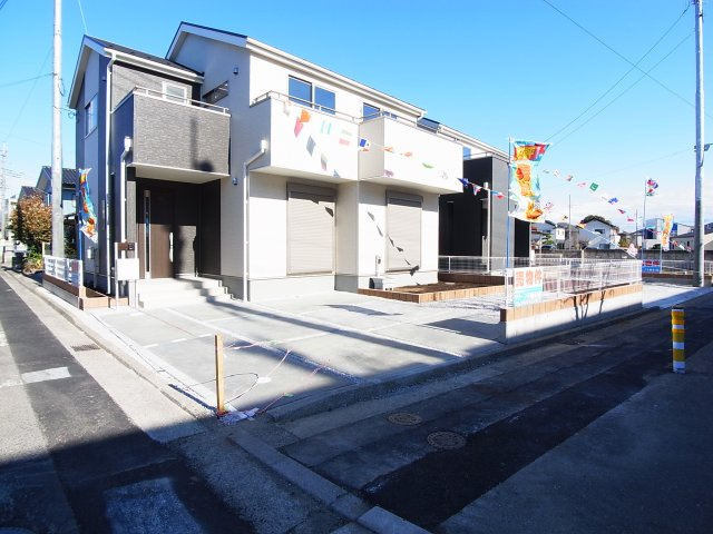 新築　前橋市朝日町3丁目　1号棟の駐車場|現地写真　 駐車スペース広々！３台置けます♪					
