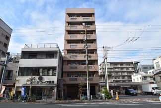 【外観】 | 即日のご見学も可能です！お気軽にお問い合わせください！
さほど大きなサイズではありませんが、清潔感があり、好感の持てるマンション外観。ぜひ一度、現地でご覧ください。