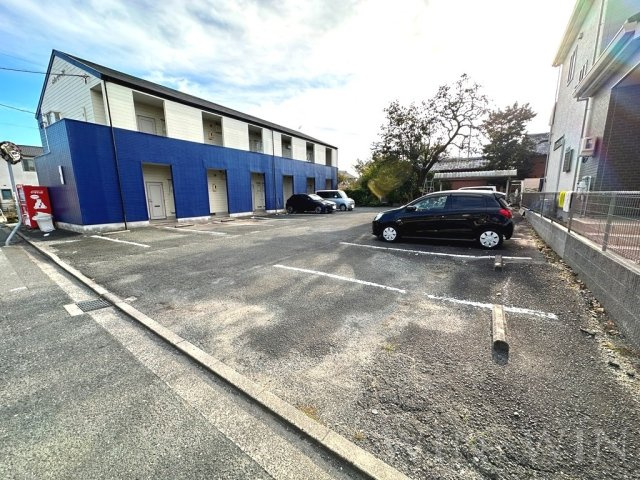 メゾンサマーアイの駐車場