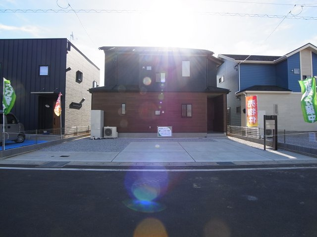新築　前橋市下細井町全2棟　Blooming　Garden　2号棟の駐車場|現地写真　駐車スペースは建物北側に並列3台分可能です！
