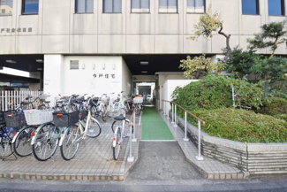 【エントランス】 | マンションの正面エントランス。出入りする人間を癒してくれるマンション入り口であり、その建物の「顔」でもあります。～即日のご見学可能～　お問合せはお気軽にどうぞ。
