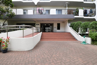 【エントランス】 | マンションの正面エントランス。出入りする人間を癒してくれるマンション入り口であり、その建物の「顔」でもあります。