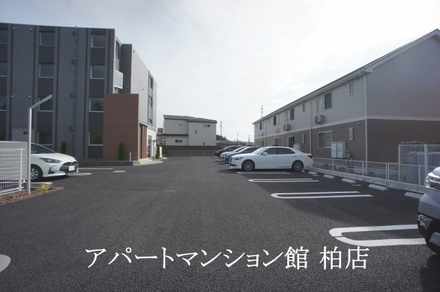 エレガントカーサⅢの駐車場