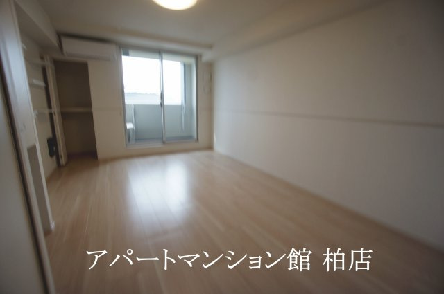 エレガントカーサⅢの居間・リビング