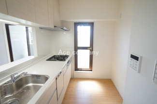 【エントランス】 | 採光もとれる勝手口付きです☆南面のバルコニーに出入りできます♪