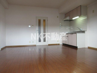 【居間・リビング】 | ヴィルヌーブ・ソシア（吉田賃貸） | ゆったり過ごせる居間です