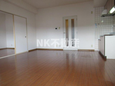 【居間・リビング】 | ヴィルヌーブ・ソシア（吉田賃貸） | こちらの居間で趣味の時間をお楽しみください