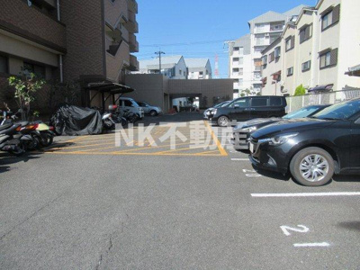 【駐車場】 | ヴィルヌーブ・ソシア（吉田賃貸） | 駐車場があるので、車を買う予定の方も安心です