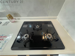 多数の調理器具を同時に使用でき、料理の効率化が可能。省エネで節約になり、様々な料理スタイルに適応できます。また、火力調整が独立しており、手入れや掃除もしやすく、今よりもっとお料理が楽しくなるかも。