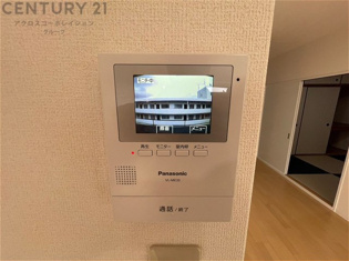 訪問者が来たときにテレビ画面で確認できるため、安心してドアを開けられます。録画機能があるものもあり、留守中に来訪者を記録しておくことができます。利便性が高く、セキュリティ面でも安心です。
