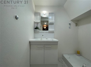 衣服の収納や脱ぎ着や整理整頓がしやすく、湿った衣類を乾燥させるスペースがありカビや臭いの発生を防ぎます。床の汚れを他の部屋に持ち込まず清潔を保つことができます。また快適な入浴環境の整備にも役立ちます。