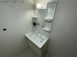 化粧品や洗顔料、歯ブラシなどの必需品をまとめて置ける収納スペースがあり、使用するたびに取り出す手間が省けます。また、水回りのため、濡れても大丈夫な素材が使用されており、お手入れが簡単です。