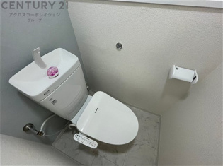 温水洗浄便座付トイレは温水洗浄機能により、暖かい水でおしりを洗浄することができ、冷たい水を使う従来の便座に比べ、温水洗浄機能で暖かいトイレを提供し、快適な使用を可能にします。