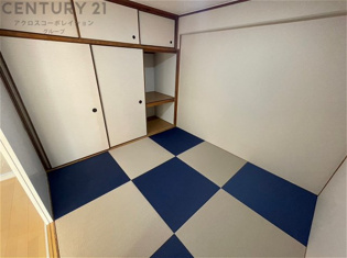 リビング横の和室スペースはリビングと続きで利用してもデザイン性のとれる洋風和室になります。やっぱり一室は欲しい和室は客間や小さなお子様の寝かせ付けなどにも便利です。
