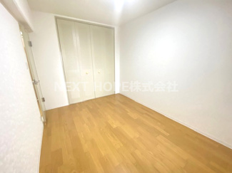 【洋室】 | カルム伊丹緑ヶ丘 | 洋室6.1帖です♪クローゼットが設けられており、たくさんのお洋服・小物が収納できます！