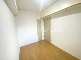 【洋室】 | カルム伊丹緑ヶ丘 | 玄関横の洋室4.3帖です♪上部には収納が設けられております！小物などの収納場所として大変重宝しますね(^^)