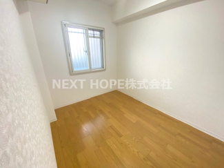 【洋室】 | カルム伊丹緑ヶ丘 | 玄関横の洋室4.3帖です♪室内は令和５年９月末リフォーム済み！お待たせ無しで即ご入居していただけます(^^)