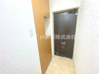 【玄関】 | カルム伊丹緑ヶ丘 | 玄関には大きなシューズBOXが設けられております♪ご家族のたくさんの靴もスッキリ収納できますね(^^)