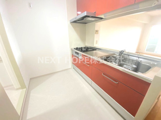 【キッチン】 | カルム伊丹緑ヶ丘 | 対面式システムキッチンです♪お料理しながらリビングのご家族との楽しい会話が弾みますね(^^)収納力もあるキッチンです！