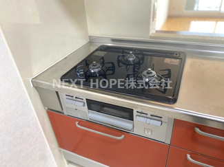 【キッチン】 | カルム伊丹緑ヶ丘 | 新品のガス３コクチコンロです♪お料理もスピーディーに仕上がりますね(^^)