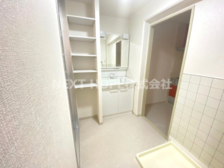 【独立洗面台】 | カルム伊丹緑ヶ丘 | 洗面化粧台はシャワー水栓です♪使い勝手も良いです！鏡は三面鏡です♪洗面台横には壁面収納が設けられており、タオルなどのストック場所として大変重宝します(^^)