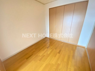 【洋室】 | カルム伊丹緑ヶ丘 | 洋室4.5帖です♪大きなクローゼットが設けられております！たくさんのお洋服・小物が収納できるので室内を有効に使用していただけます(^^)