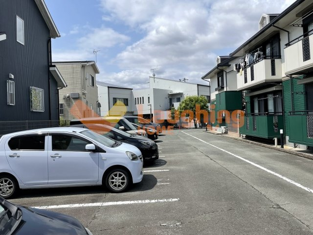 コーポアゼリアの駐車場|駐車場があるので、車を買う予定の方も安心です