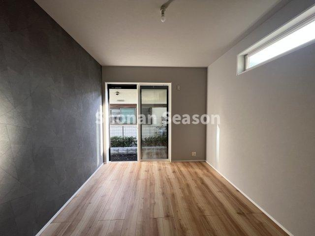 【洋室】 | 空間にメリハリつくアクセントクロスを使用した居室は1階に3部屋ございます♪
全室収納完備で、キレイな空間をキープできますよ。