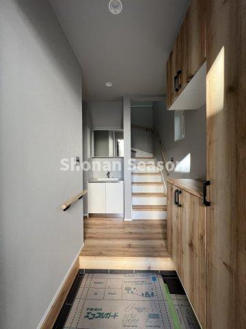 【玄関】 | ご両親との新生活にもピッタリなバリアフリー◎
玄関には立ち上がりのふらつき防止になる「手すり」を完備しました♪