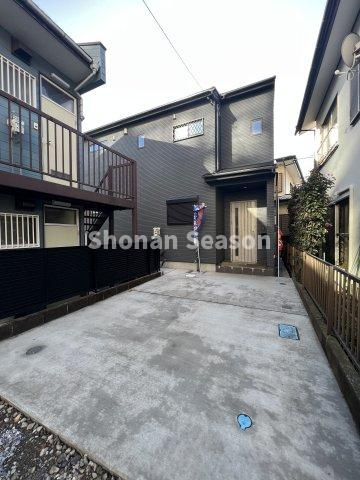 【前面道路含む現地写真】 | 急なお子様の飛び出し防止になる！前面道路から奥に入った安全な区画です♪
ぜひ現地でお車のサイズ等、ご確認下さいね。