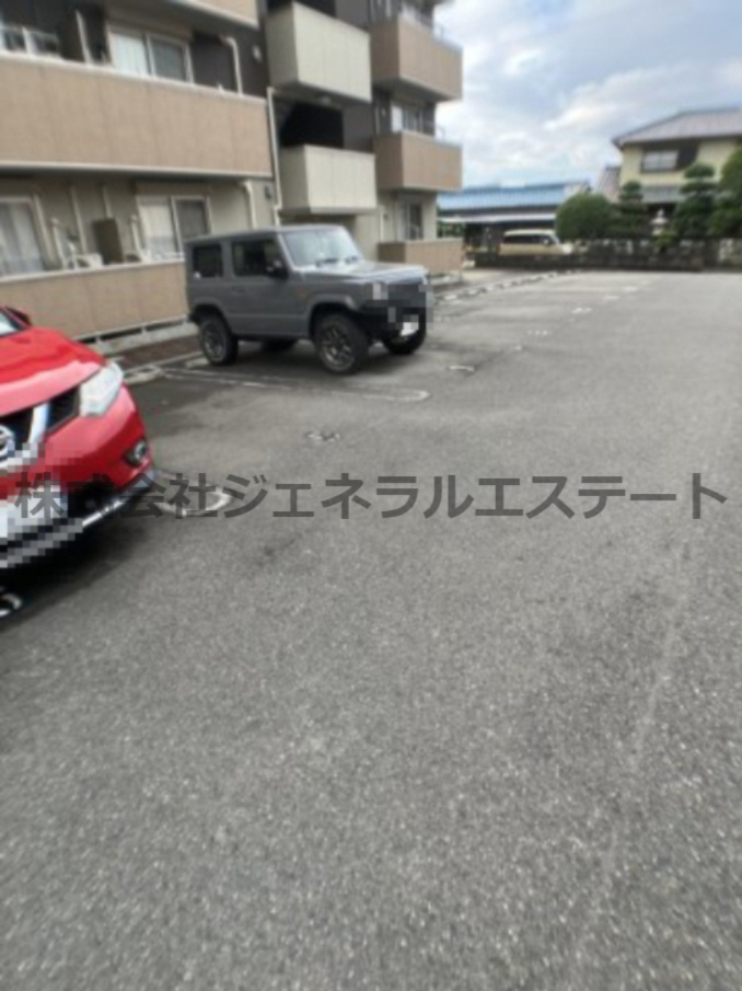 クレヴィアメゾンの駐車場