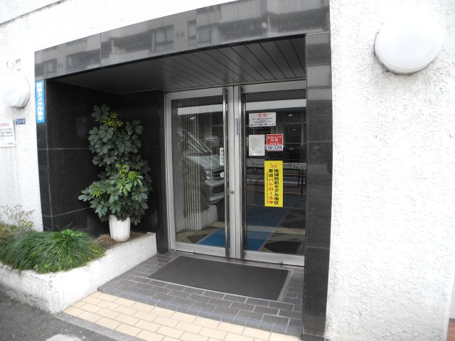ヴェラハイツ新宿のエントランス