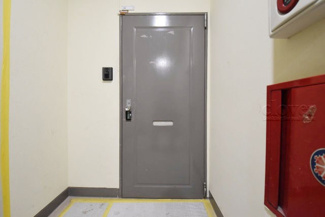 【その他共用部分】 | 皆様をお迎えする、お部屋の玄関ドア。開けやすさや開放角度、ドアノブの操作しやすさや鍵の形状などを、現地で一度ご確認ください。～即日のご見学可能～　お問合せはお気軽にどうぞ。
