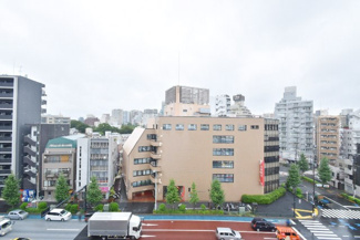 【展望】 | 眼前に広がる空の雄大さと、このお部屋の自慢の一つである「眺望」をご覧ください。毎日、この景色を独り占めできる新生活に夢が広がります。～即日のご見学可能～　お問合せはお気軽にどうぞ。
