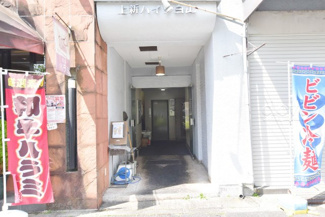 【エントランス】 | お客様を、そして住人を出迎えてくれるマンションのエントランス。ゴミが落ちていないことからも、管理状態の良さや住民の節度の高さが見て取れます。～即日のご見学可能～　お問合せはお気軽にどうぞ。
