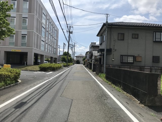 鴻巣市八幡田の売地の前面道路含む現地写真