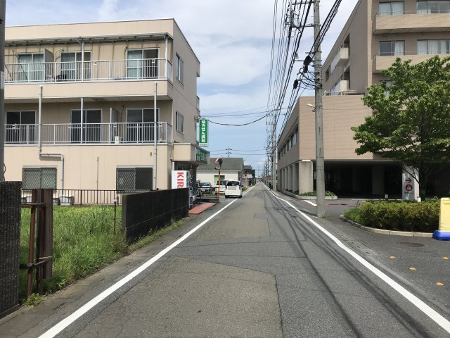 鴻巣市八幡田の売地の前面道路含む現地写真