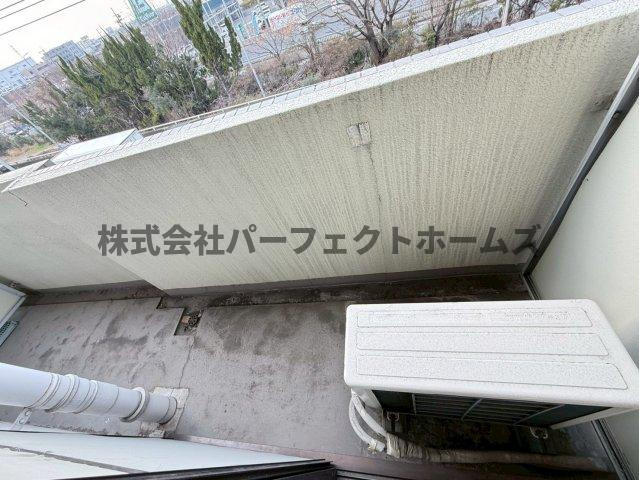 サンライズ枚方のバルコニー|お洗濯にも便利なバルコニー付き