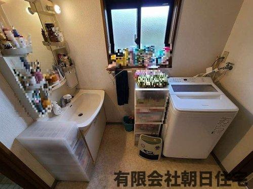 【洗面所】 | 東忌部町中古戸建 | 脱衣スペースもあります