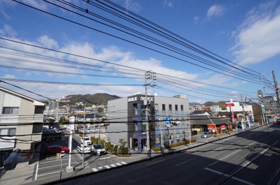 【展望】 | 【上質フルリノベ】ドルミ庚午 | 
【四季を感じる】
丁度、ノートルダム方面の山々が見える方向です。
都会の景色の中にも四季の移ろい・爽やかな青空や風を感じられ
自然も愉しめるパノラマビュー。毎日の暮らしに余裕を感じることができます！