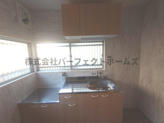 池田新町戸建て　賃貸のキッチン|コンパクトなキッチンで掃除もラクラク