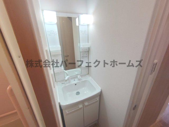 池田新町戸建て　賃貸の独立洗面台|朝の身支度には欠かせない独立洗面化粧台
