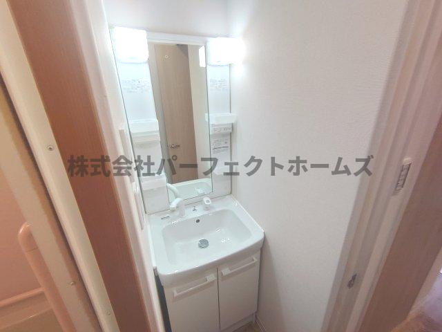 池田新町戸建て　賃貸の独立洗面台|朝の身支度には欠かせない独立洗面化粧台