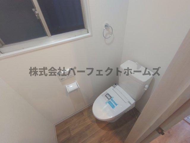 池田新町戸建て　賃貸のトイレ|落ち着いた色調のトイレです