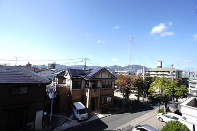 【展望】 | 【上質リノベ】ヴェルディ戸坂弐番館 | 【四季を感じる】
四季の移ろい・爽やかな青空や風を感じられ
自然を愉しめるパノラマビュー。
毎日の暮らしに余裕を感じさせてくれる、
遮る物の無い開放的な眺望を是非、ご堪能ください。