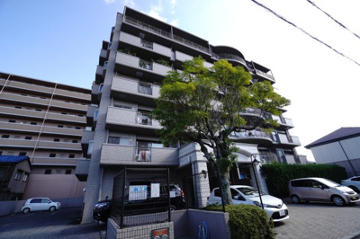 【外観】 | 【上質リノベ】ヴェルディ戸坂弐番館 | 【耐震性】
耐震性の高さを判断するポイントは、
建築確認申請日が1981年6月1日以降の
新耐震基準に適合しているかどうか。
震度６程度の大地震でも
建物が崩壊しないレベルが基準になりました。