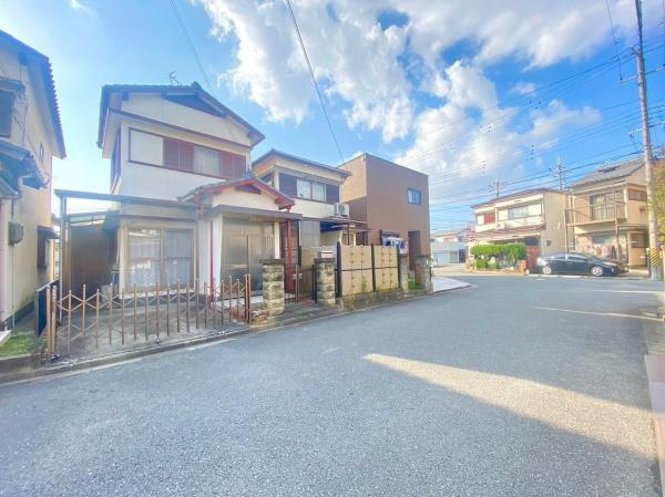 和歌山市杭ノ瀬中古戸建の前面道路含む現地写真|学区の宮前小学校は約1320m（徒歩約16分）、東和中学校は約617m（徒歩約7分）