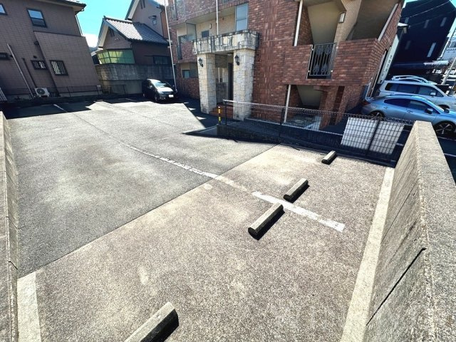 プランドール THREEの駐車場